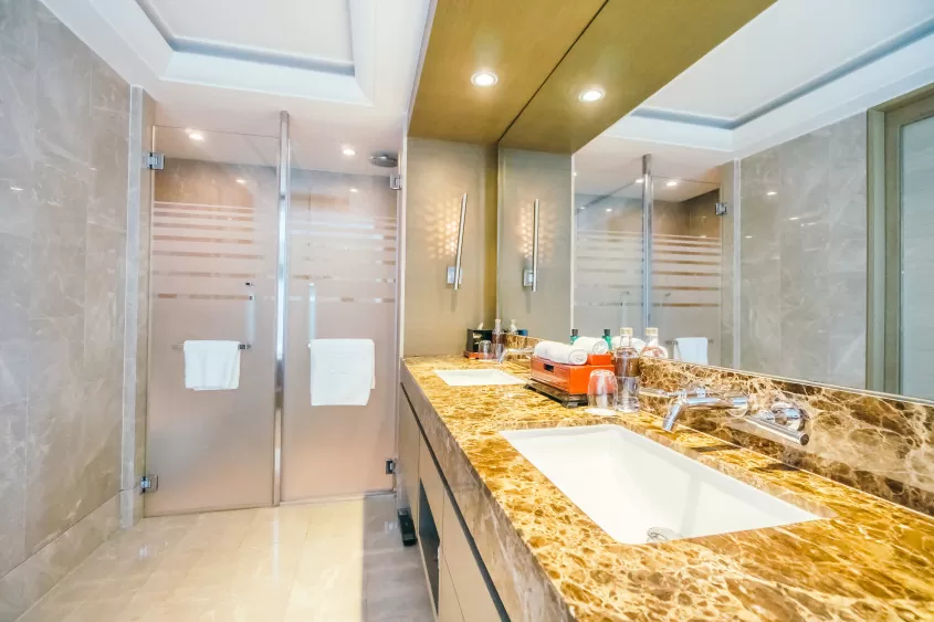 Banheiros modernos com película decorativa: o que é, tipos e vantagens